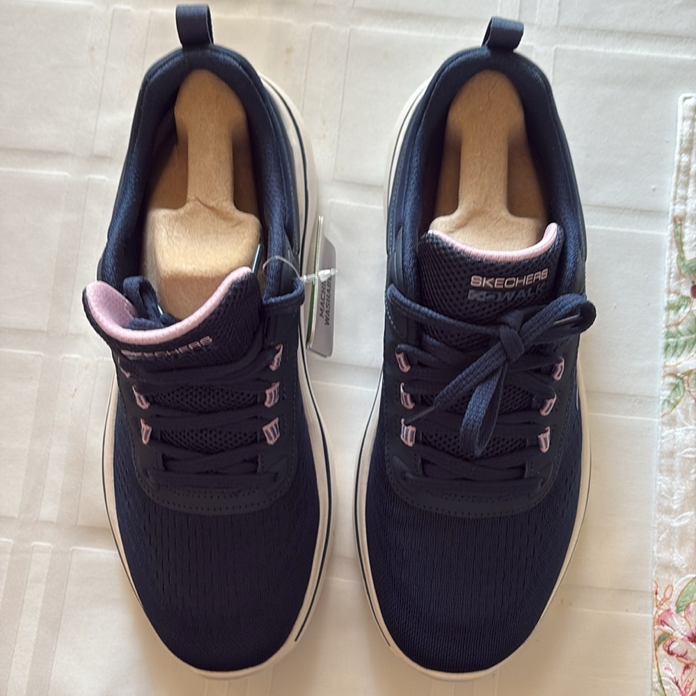 Brand new, never worn Sketchers Women’s Go Walk Arch Fit Unify Sneaker - Picture 2 of 10